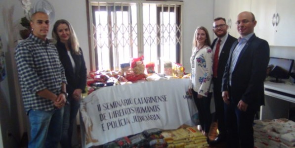 Seminário da ADEPOL-SC arrecada quase uma tonelada de alimentos