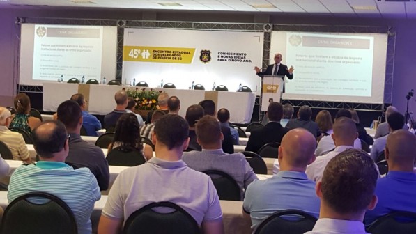 Delegado Claudio Ferraz ministra palestra no Encontro dos Delegados de Polícia de Santa Catarina