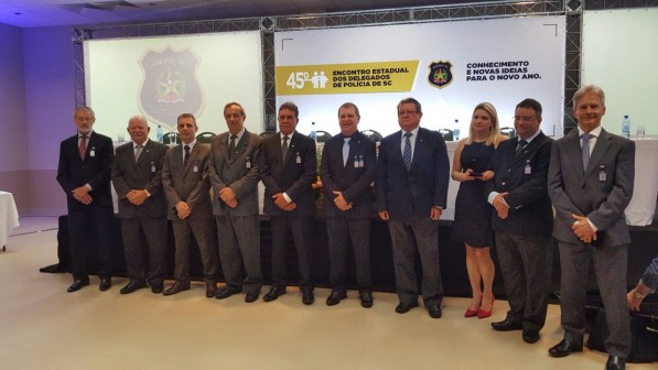 Homenagens e palestra motivacional marcam última noite do Encontro dos Delegados de Polícia de Santa Catarina