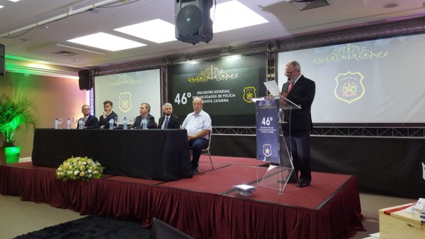 Livro da ADEPOL-SC é lançado no 46º Encontro dos Delegados de Polícia de Santa Catarina